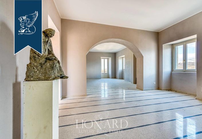 Image No.11-10 Bed Property for sale