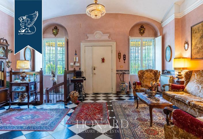 Image No.9-8 Bed Villa for sale