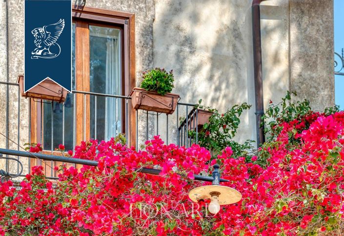 Image No.18-10 Bed Villa for sale