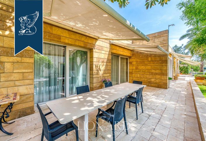 Image No.19-10 Bed Villa for sale