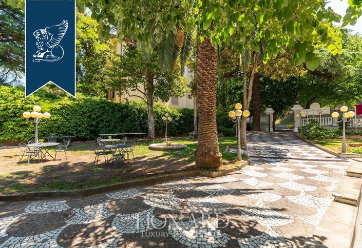 Image No.8-37 Bed Villa for sale