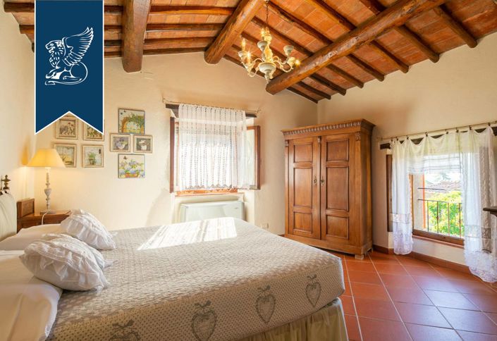 Image No.6-13 Bed Farmhouse for sale