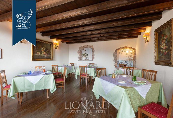 Image No.32-50 Bed Farmhouse for sale