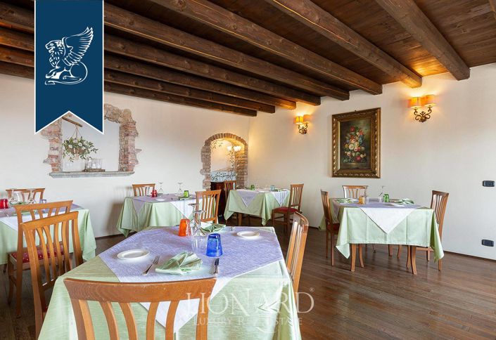 Image No.33-50 Bed Farmhouse for sale