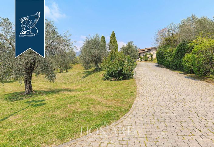 Image No.8-50 Bed Farmhouse for sale