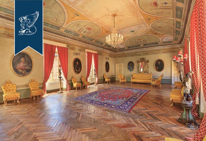 Image No.20-16 Bed Property for sale