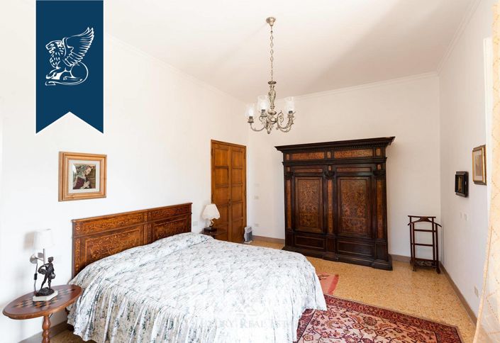 Image No.42-10 Bed Villa for sale