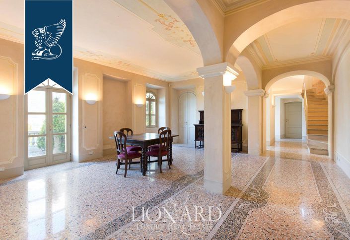 Image No.18-12 Bed Villa for sale