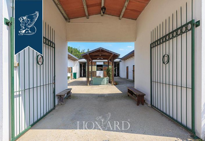 Image No.8-13 Bed Farmhouse for sale