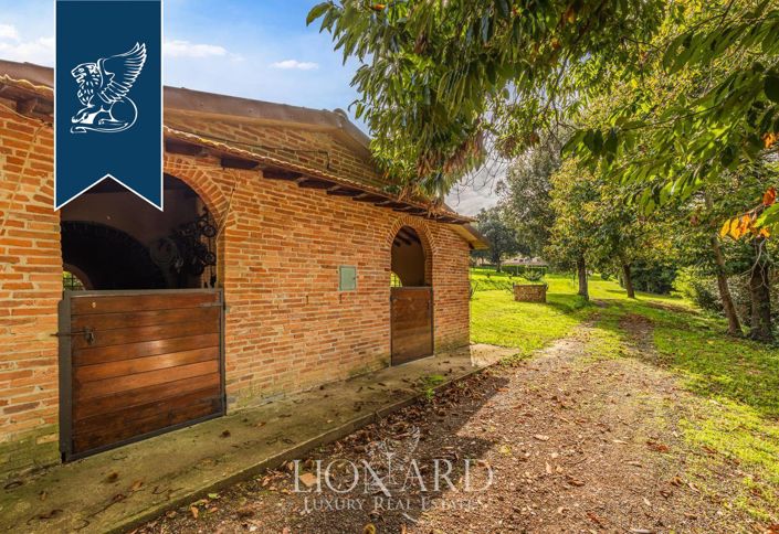 Image No.17-15 Bed Villa for sale