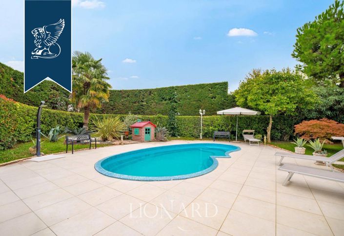 Image No.2-4 Bed Villa for sale