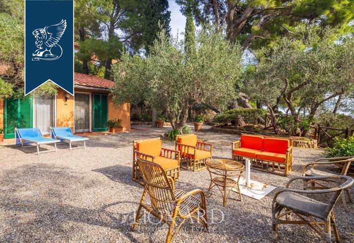 Image No.11-10 Bed Villa for sale