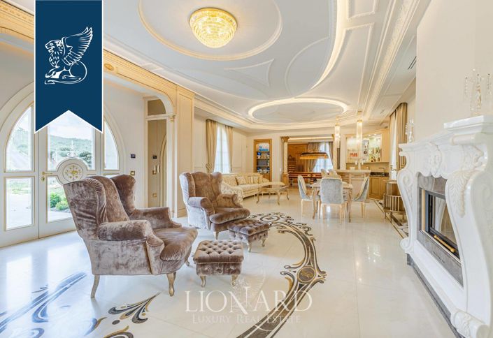 Image No.7-5 Bed Property for sale