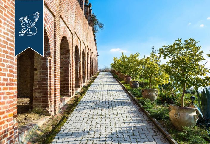 Image No.13-10 Bed Property for sale