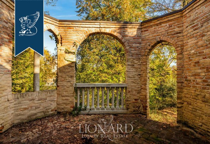 Image No.10-8 Bed Villa for sale