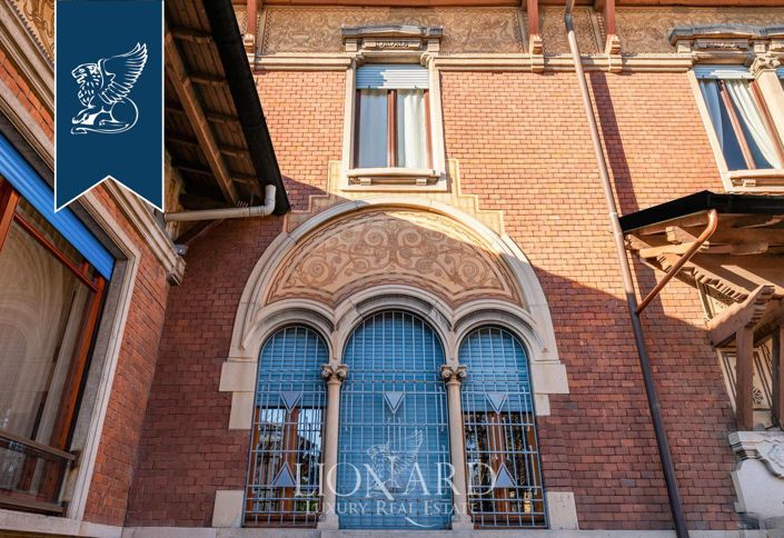 Image No.10-19 Bed Villa for sale