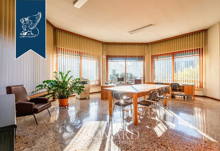 Image No.17-19 Bed Villa for sale