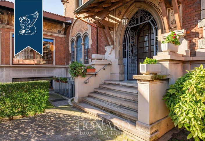 Image No.3-19 Bed Villa for sale