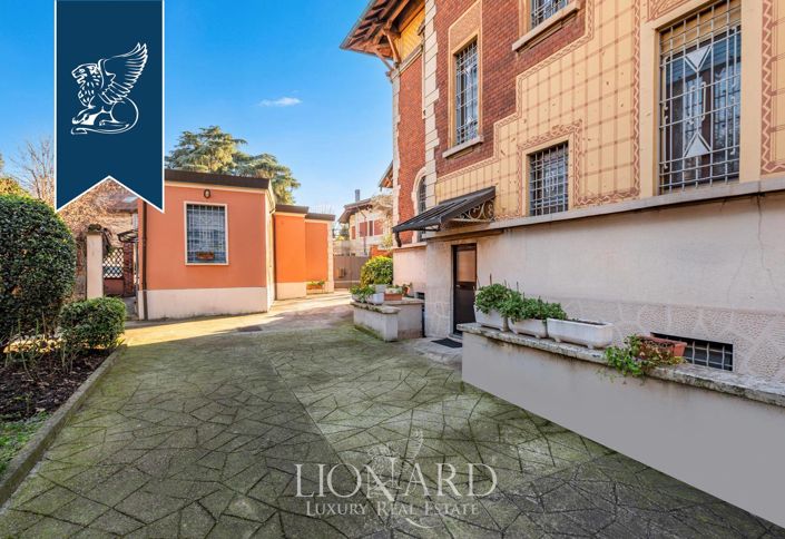 Image No.6-19 Bed Villa for sale