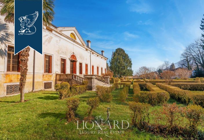 Image No.4-10 Bed Villa for sale