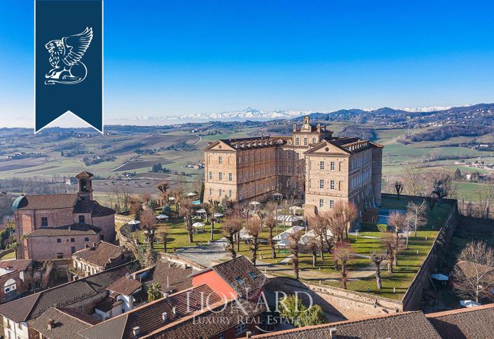 Image No.12-40 Bed Property for sale