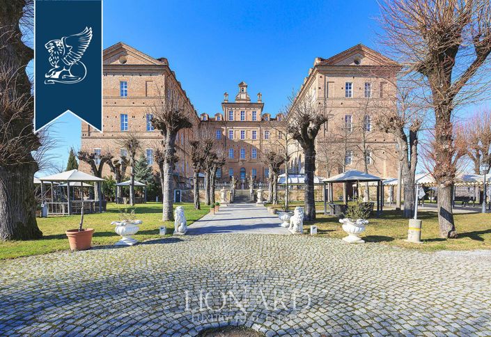 Image No.3-40 Bed Property for sale