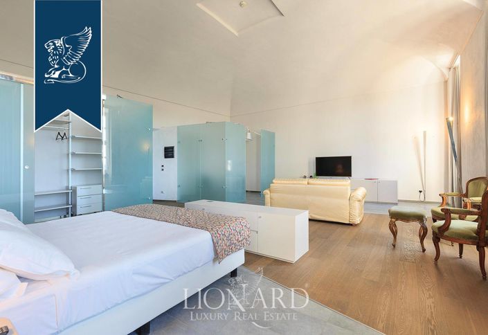 Image No.55-40 Bed Property for sale