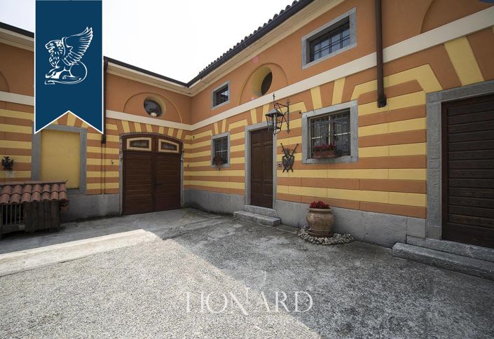 Image No.2-8 Bed Villa for sale