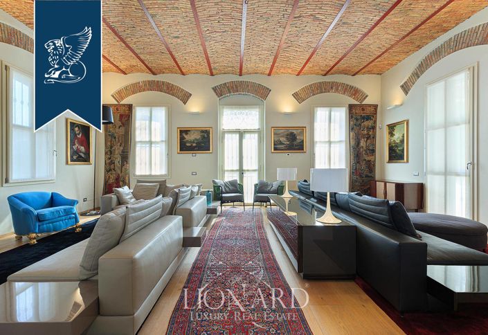 Image No.15-18 Bed Villa for sale