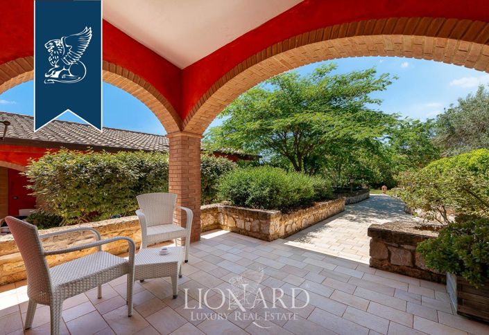 Image No.16-17 Bed Farmhouse for sale