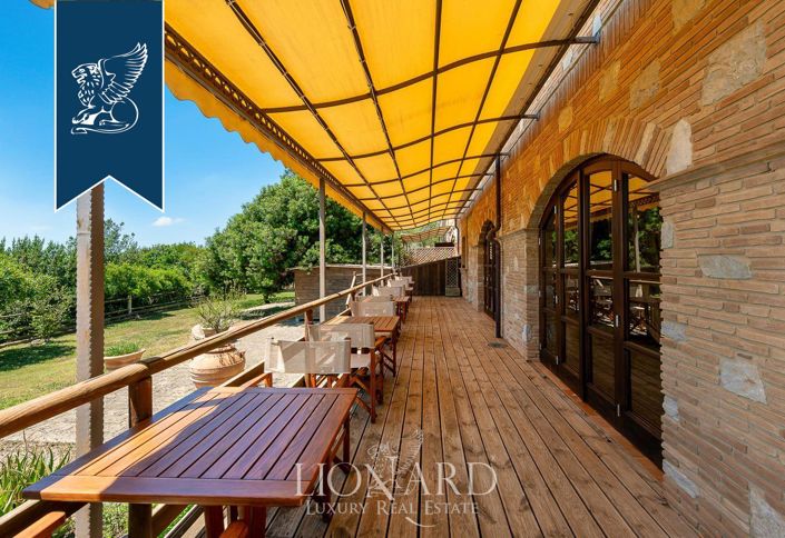 Image No.9-17 Bed Farmhouse for sale