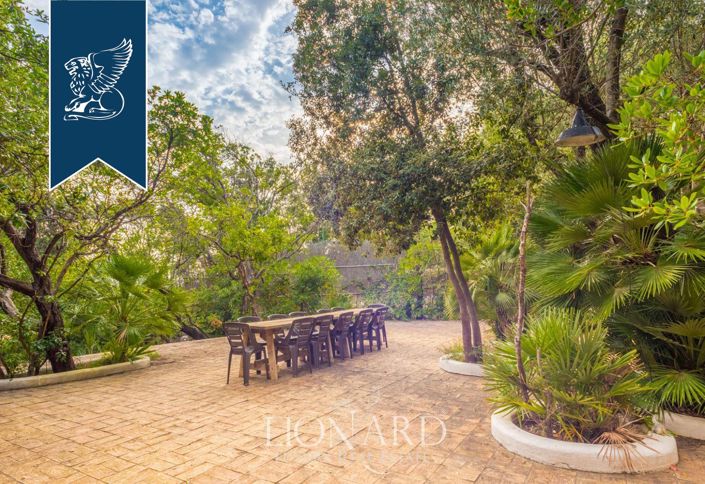 Image No.10-10 Bed Villa for sale