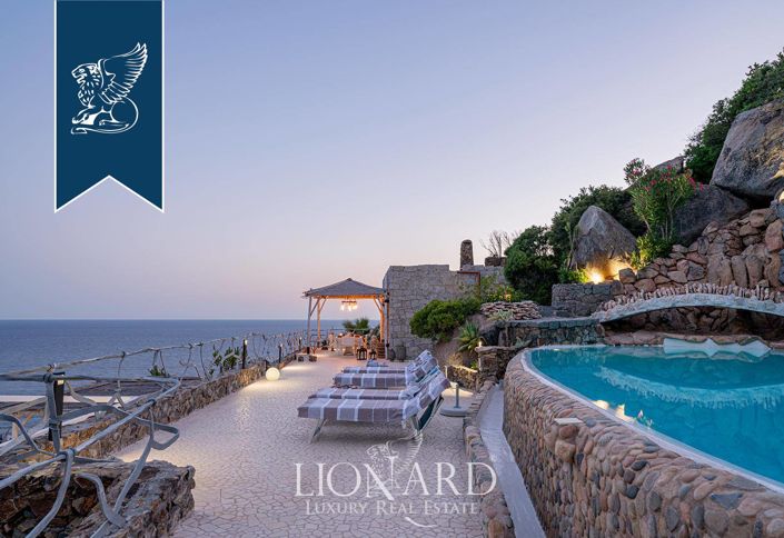 Image No.17-13 Bed Villa for sale