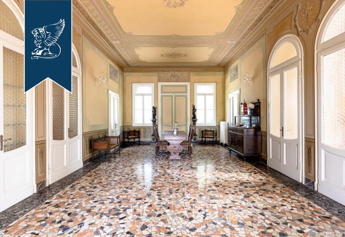 Image No.9-11 Bed Villa for sale