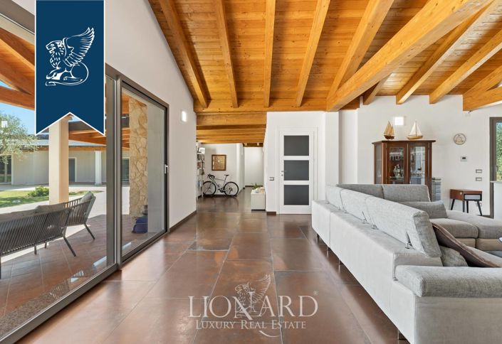 Image No.20-19 Bed Villa for sale