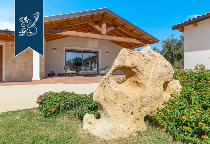 Image No.9-19 Bed Villa for sale