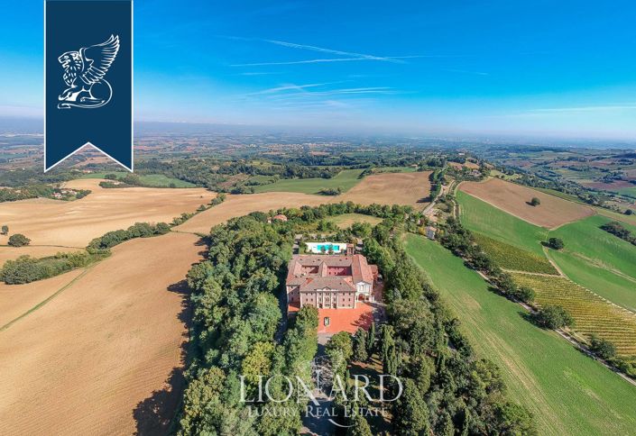 Image No.4-38 Bed Property for sale