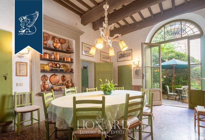 Image No.12-8 Bed Property for sale