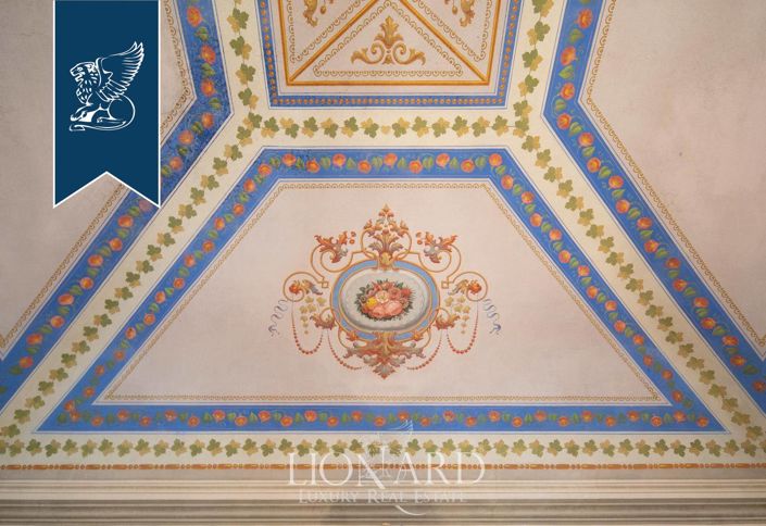 Image No.18-8 Bed Property for sale