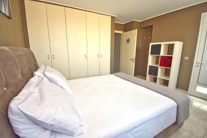 Image No.19-5 Bed House for sale