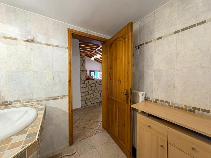 Image No.30-6 Bed House for sale