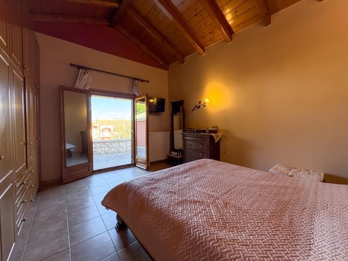 Image No.32-6 Bed House for sale