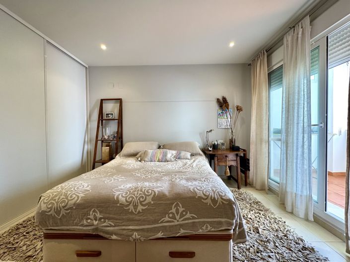 Image No.10-2 Bed Property for sale