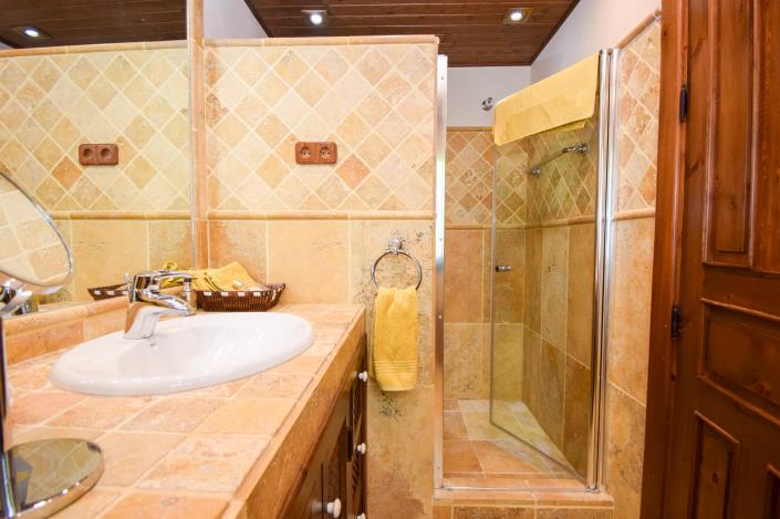 Image No.24-5 Bed Property for sale