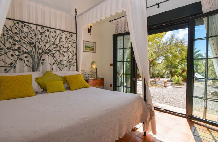 Image No.15-5 Bed Property for sale