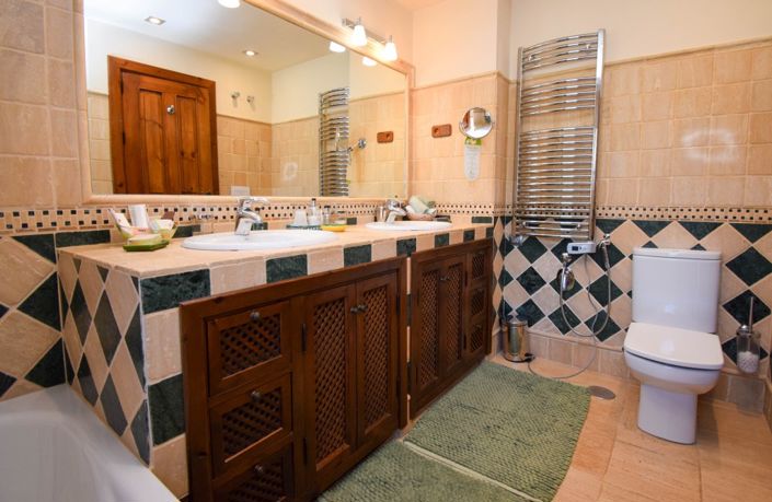 Image No.20-5 Bed Property for sale