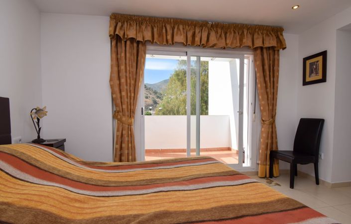 Image No.11-2 Bed Property for sale