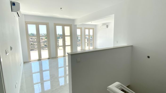 Image No.2-3 Bed Villa for sale