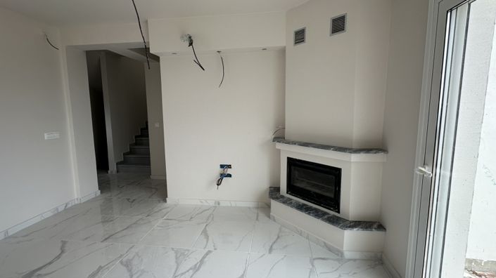 Image No.2-4 Bed House for sale