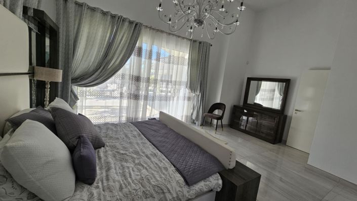 Image No.20-4 Bed House for sale